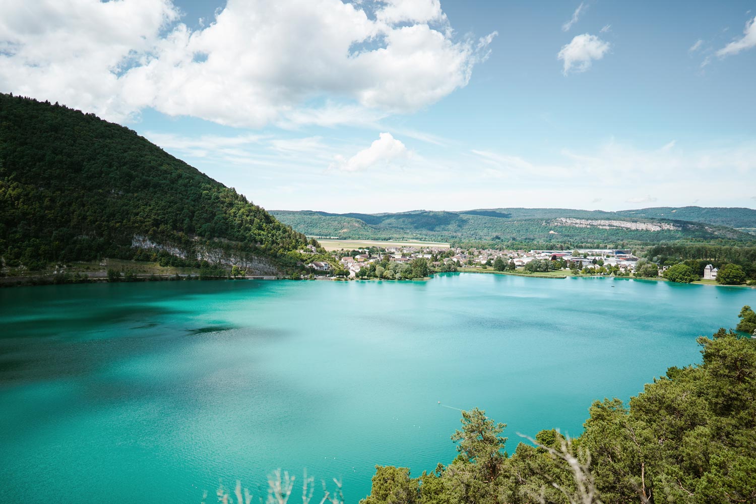 Randonnée dans l'Ain au lac de Nantua massif du jura, Bugey. Explore à Perte de Vue blog itinéraire et conseils randonnée escalade trekking et voyage.