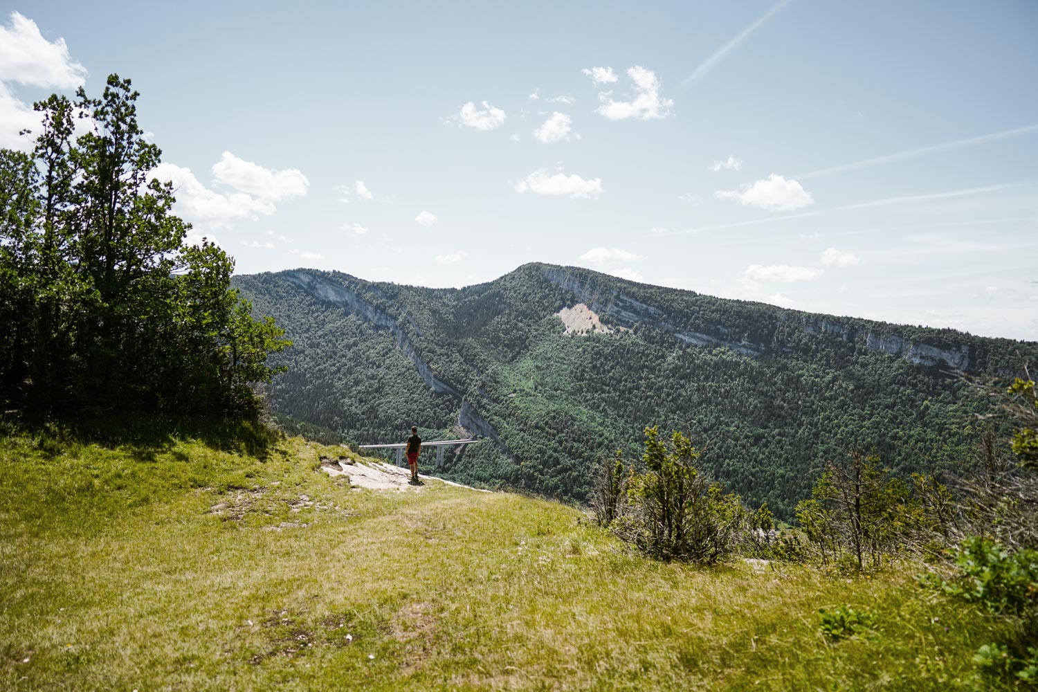 Randonnée dans l'Ain au lac de Nantua massif du jura, Bugey. Explore à Perte de Vue blog itinéraire et conseils randonnée escalade trekking et voyage.