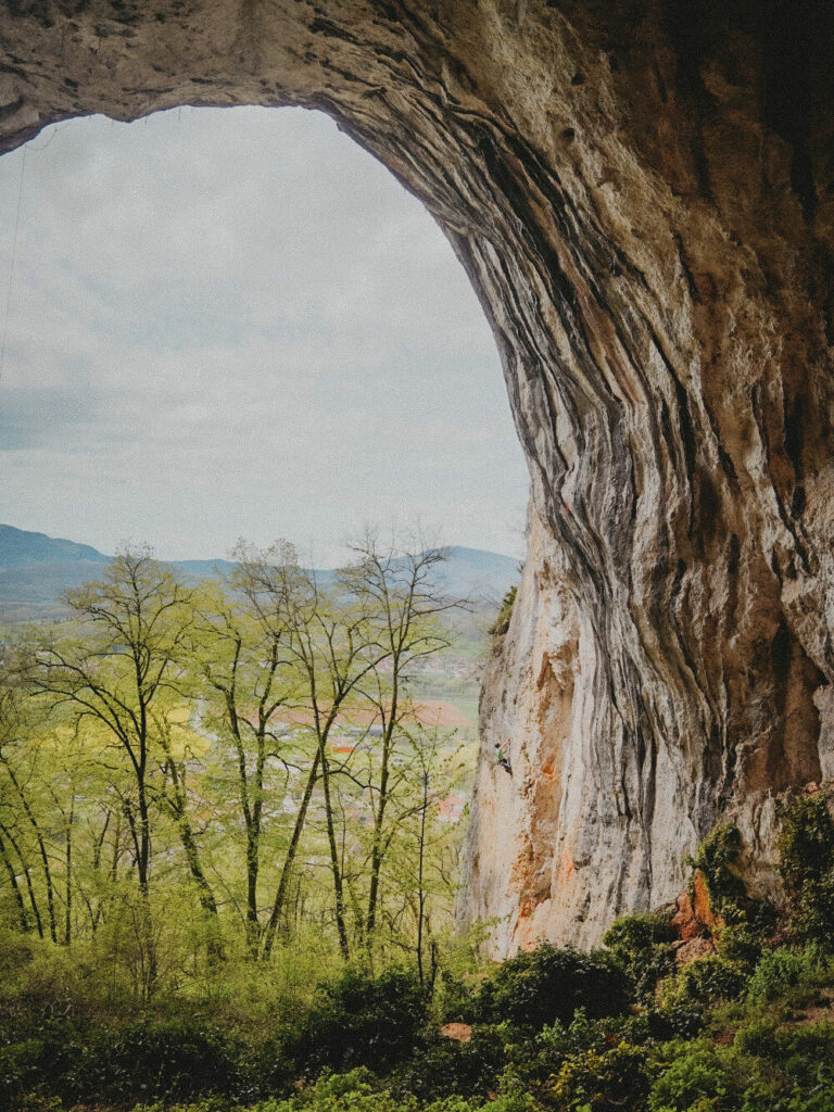 Escalade dans l'Ain, Bugey, grotte de Virignin, escalade sportive en falaise couenne