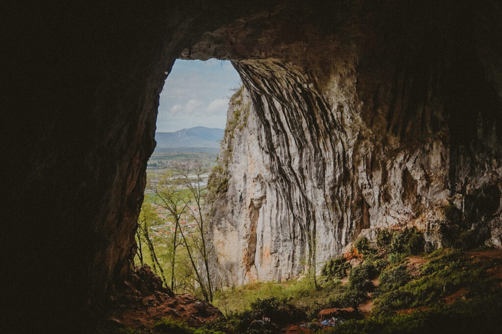 Escalade dans l'Ain, Bugey, grotte de Virignin, escalade sportive en falaise couenne