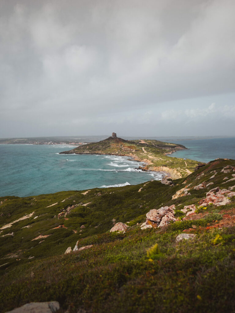 Randonnée au Capo San Marco en Sardaigne, tours génoise et cité antique de Tharros, vestiges archéologiques, plage de sable blanc.