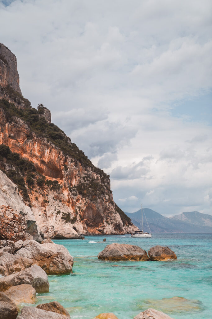 Randonnée en Sardaigne à Cala Goloritzé. Idées, itinéraires, topos et photos de randonnées en Sardaigne (Italie).