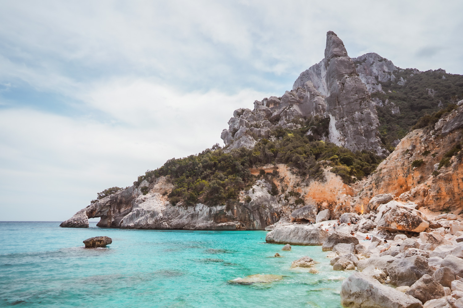 Randonnée en Sardaigne Cala Goloritzé hors des sentiers battus, comment éviter le sentier payant Cala Goloritzé plus belle plage de Sardaigne.