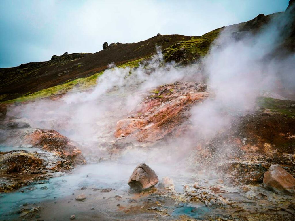 Baignade et randonnée dans la zone géothermique de Reykjadalur en Islande. Randonnée incontournable d'Islande.