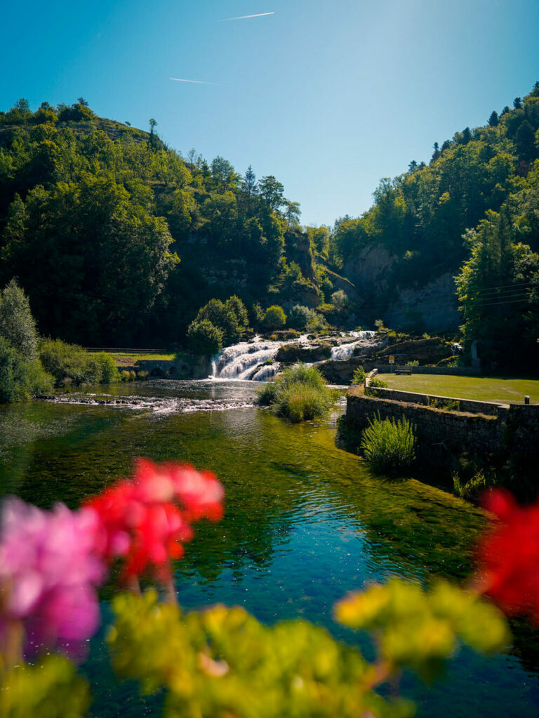 Randonnée facile, itinéraire et conseil aux Pertes de L'Ain dans le Jura. Explore à Perte de Vue blog randonnée, trek et voyage.