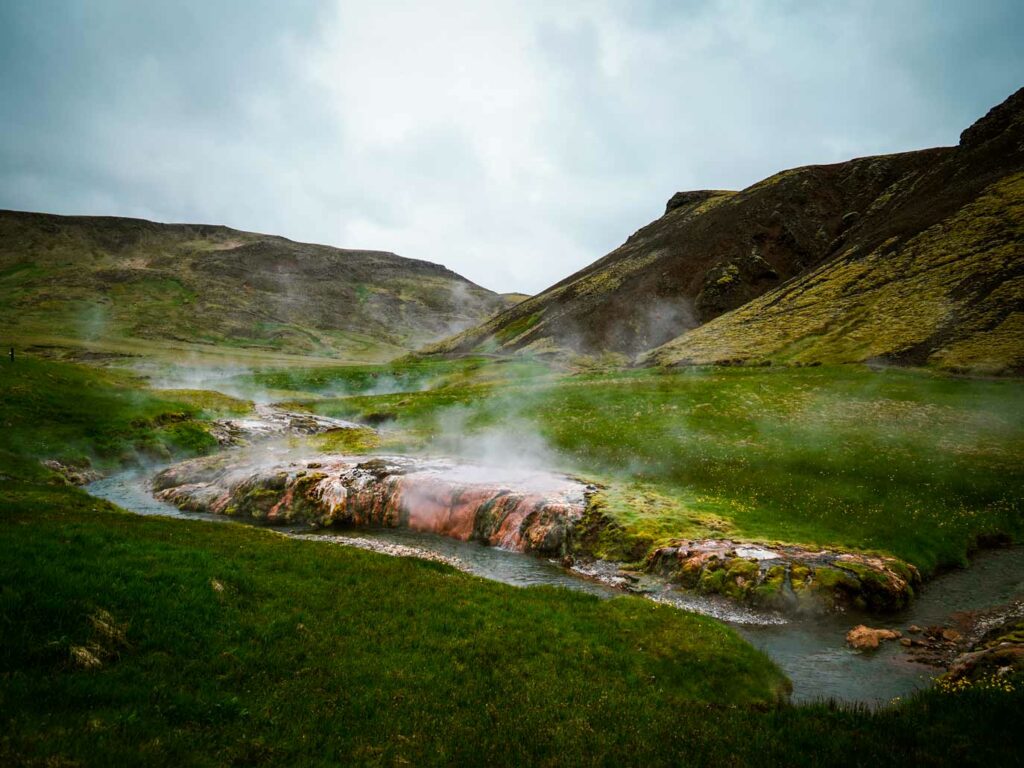 Baignade et randonnée dans la zone géothermique de Reykjadalur en Islande. Randonnée incontournable d'Islande.