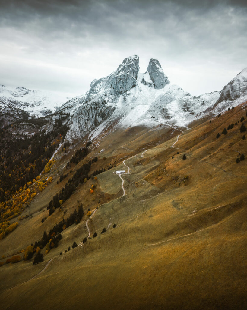 Randonnée au lac de Tanay dans le Valais en Suisse. Idée de randonnée dans le Valais en automne.