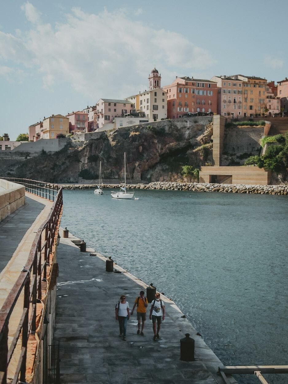 Visite de Bastia en Haute-Corse. Que voir, que faire à Bastia ? Explore à Perte de Vue itinéraire de randonnée et de trek, voyage.