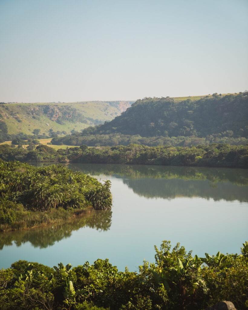 Randonnée le long de la rivière Mzamba et passerelle Mzamba, Wild Coast, océan Indien, Port Edward, Afrique du Sud