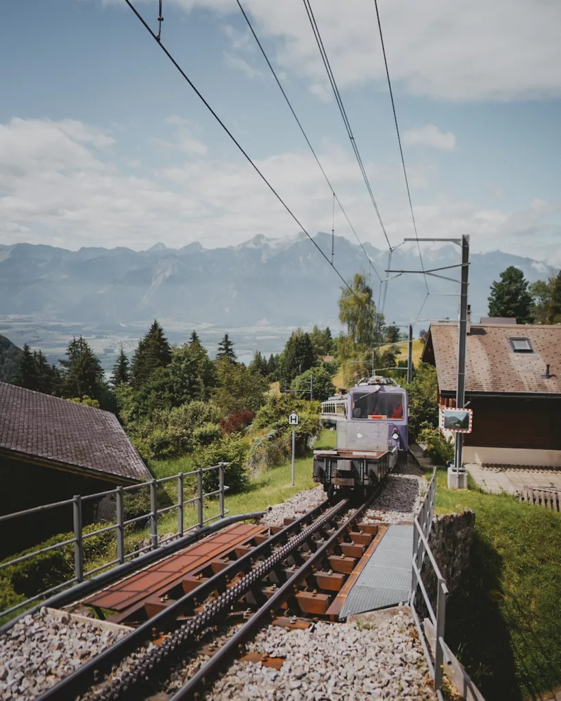 Trek dans le Pays d'Enhaut de Montreux à Jaun. Itinéraire avec retour en train Golden Pass, canton de Vaud et Fribourg.