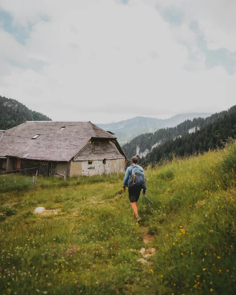 Trek dans le Pays d'Enhaut de Montreux à Jaun. Itinéraire avec retour en train Golden Pass, canton de Vaud et Fribourg.