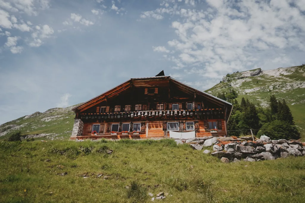 Trek dans le Pays d'Enhaut de Montreux à Jaun. Itinéraire avec retour en train Golden Pass, canton de Vaud et Fribourg.