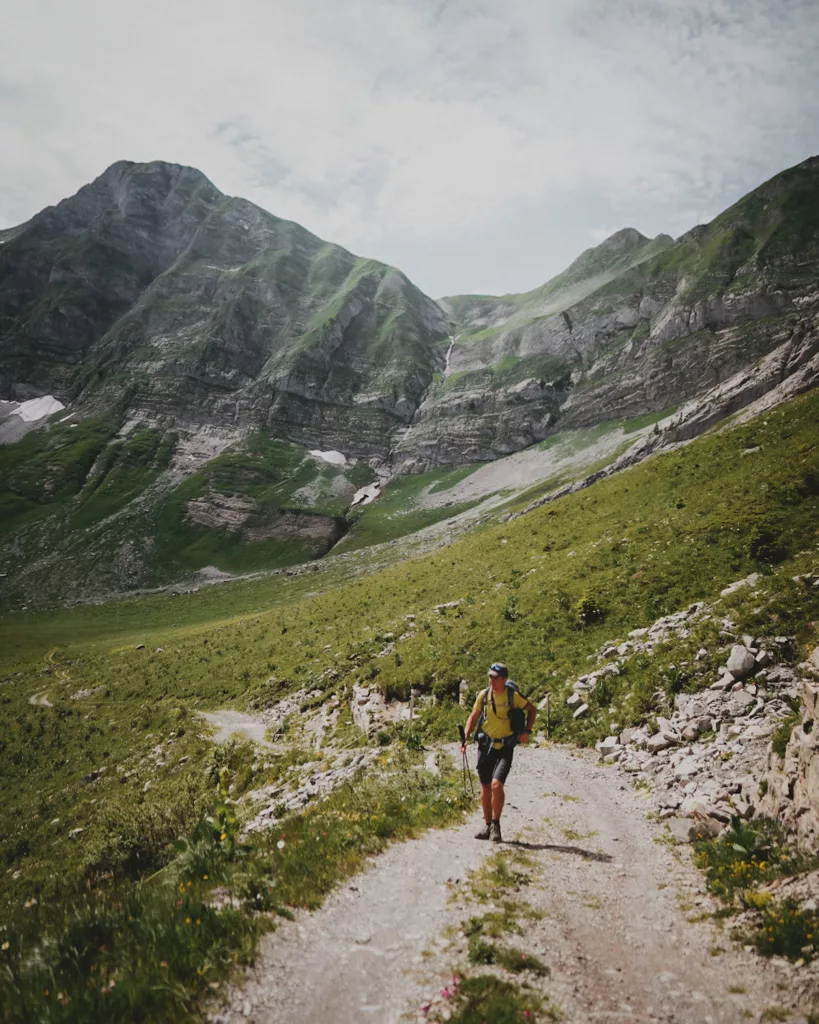 Trek dans le Pays d'Enhaut de Montreux à Jaun. Itinéraire avec retour en train Golden Pass, canton de Vaud et Fribourg.