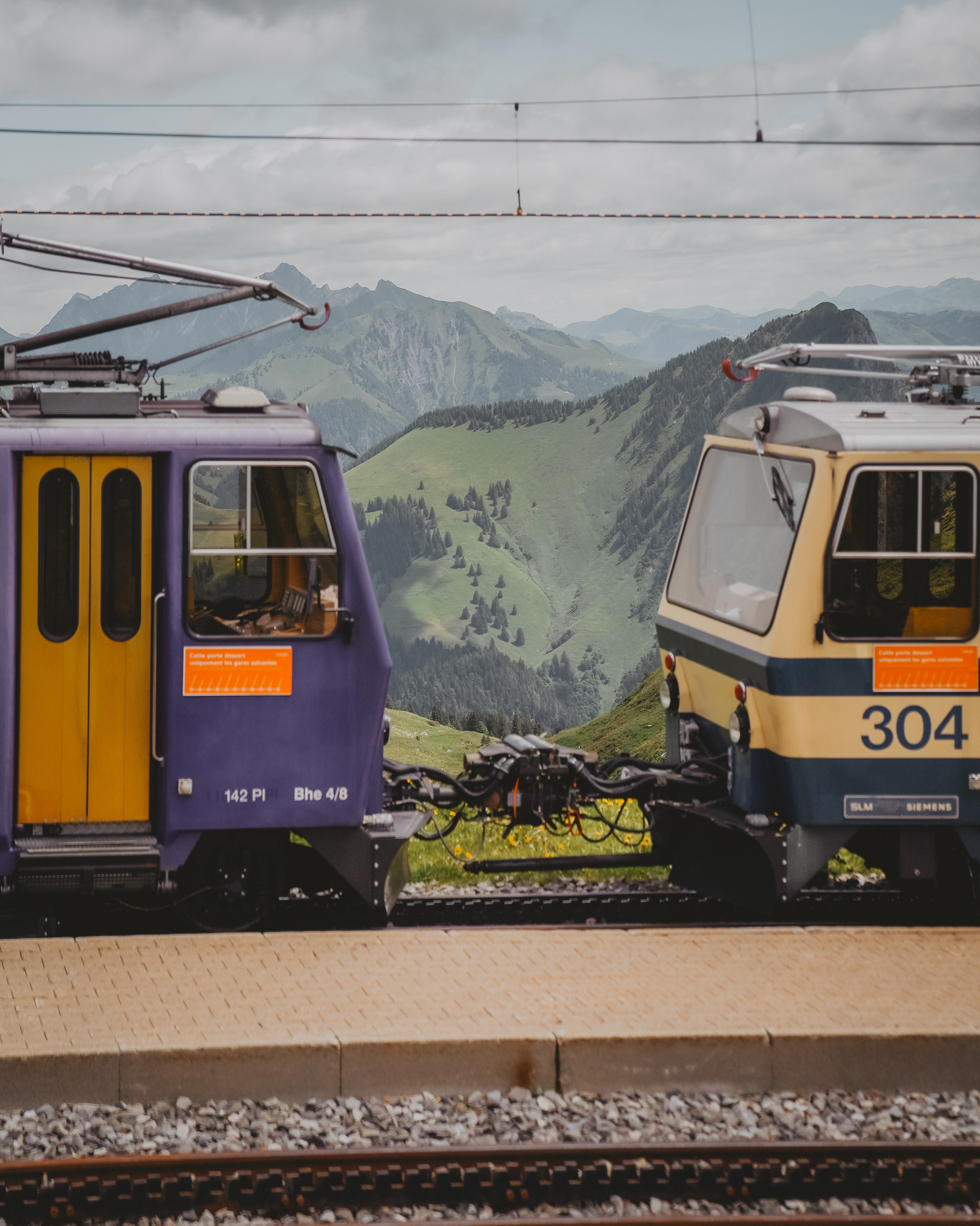 Trek dans le Pays d'Enhaut de Montreux à Jaun. Itinéraire avec retour en train Golden Pass, canton de Vaud et Fribourg.