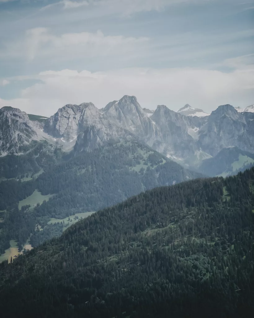 Trek dans le Pays d'Enhaut de Montreux à Jaun. Itinéraire avec retour en train Golden Pass, canton de Vaud et Fribourg.