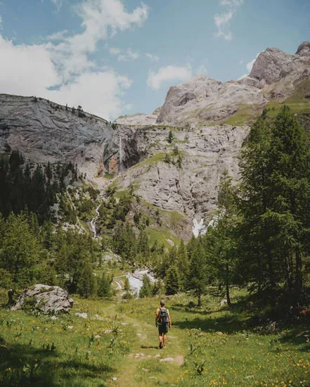 Randonnée familiale au lac du Rawil (Tseuzier) à Anzère dans le Valais en Suisse.