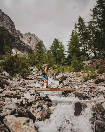 Randonnée familiale au lac du Rawil (Tseuzier) à Anzère dans le Valais en Suisse.