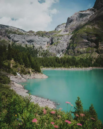 Randonnée familiale au lac du Rawil (Tseuzier) à Anzère dans le Valais en Suisse.