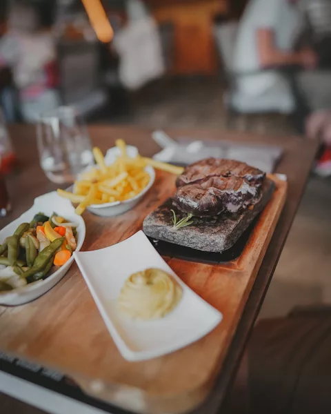 Randonnée familiale au lac du Rawil (Tseuzier) à Anzère dans le Valais en Suisse. Restaurant La Poste à Anzère.