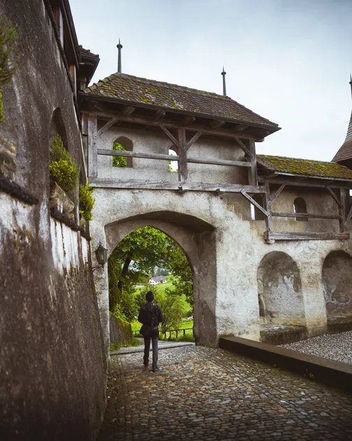 Gruyères : village médiéval à visiter en Suisse romande dans le canton de Fribourg. Conseils et recommandations pour visiter le village de Gruyères.