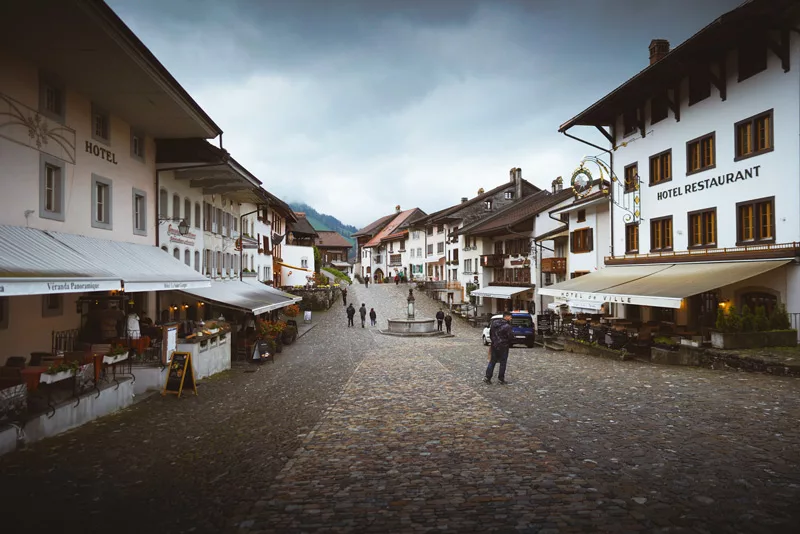 Gruyères : village médiéval à visiter en Suisse romande dans le canton de Fribourg. Conseils et recommandations pour visiter le village de Gruyères.