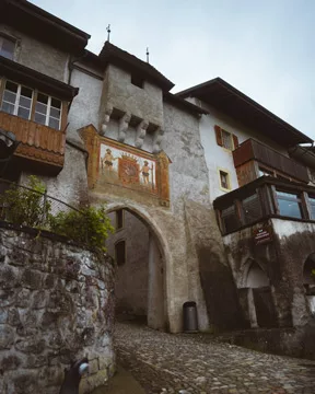 Gruyères : village médiéval à visiter en Suisse romande dans le canton de Fribourg. Conseils et recommandations pour visiter le village de Gruyères.