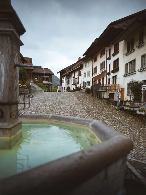 Gruyères : village médiéval à visiter en Suisse romande dans le canton de Fribourg. Conseils et recommandations pour visiter le village de Gruyères.