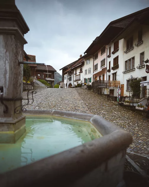 Gruyères : village médiéval à visiter en Suisse romande dans le canton de Fribourg. Conseils et recommandations pour visiter le village de Gruyères.