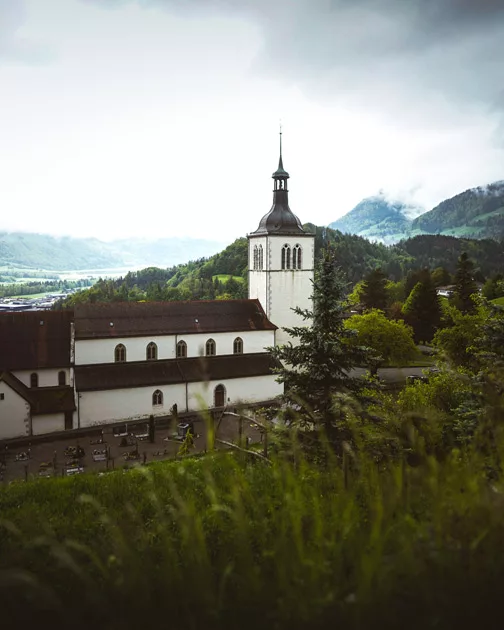 Gruyères : village médiéval à visiter en Suisse romande dans le canton de Fribourg. Conseils et recommandations pour visiter le village de Gruyères.