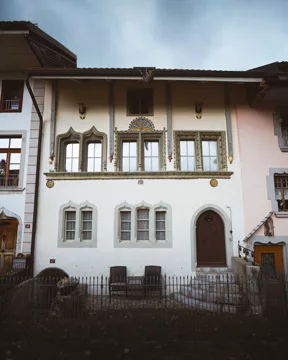 Gruyères : village médiéval à visiter en Suisse romande dans le canton de Fribourg. Conseils et recommandations pour visiter le village de Gruyères.