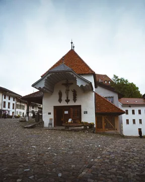 Gruyères : village médiéval à visiter en Suisse romande dans le canton de Fribourg. Conseils et recommandations pour visiter le village de Gruyères.