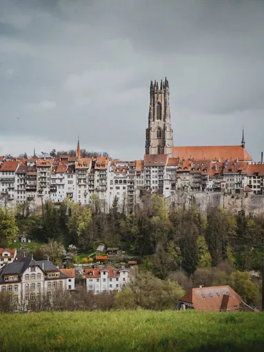 Visite de la ville de Fribourg en Suisse : conseils et recommandations. Explore à Perte de Vue blog de randonnée, voyage et trekking.