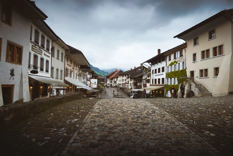 Gruyères : village médiéval à visiter en Suisse romande dans le canton de Fribourg. Conseils et recommandations pour visiter le village de Gruyères.