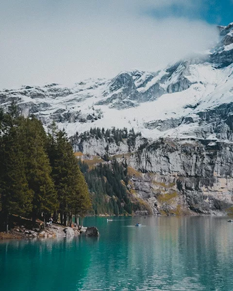 Randonnée au lac d'Oeschinensee le plus beau lac de Suisse dans les alpes bernoises (canton de Berne) en Suisse. Itinéraire, topo, photos et recommandations pour randonner et voyager en Suisse.