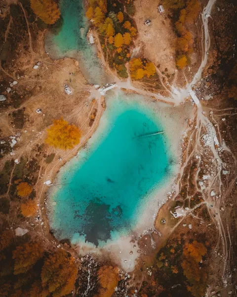 Randonnée au lac bleu d'Arolla dans le Val d'Herens Valais en Suisse. Conseil, itinéraire, photos et recommandations pour randonner et voyager en automne en Suisse.