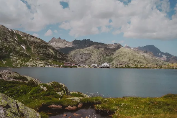 Randonnée au Grimselpass (col de Grimsel) dans le canton du Valais en Suisse. Idée randonnée proche du col de la Furka dans le Valais et canton de Berne.