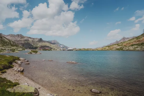 Randonnée au Grimselpass (col de Grimsel) dans le canton du Valais en Suisse. Idée randonnée proche du col de la Furka dans le Valais et canton de Berne.