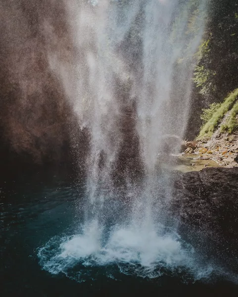 Balade / randonnée à l'une des plus belles cascades de Suisse : Berglistüber Waterfall dans le canton de Glaris en Suisse.