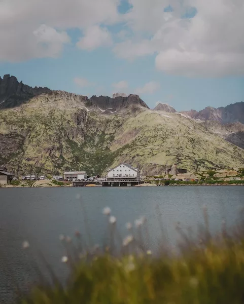 Randonnée au Grimselpass (col de Grimsel) dans le canton du Valais en Suisse. Idée randonnée proche du col de la Furka dans le Valais et canton de Berne.