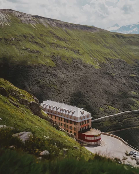 Belvédère du Glacier du Rhône et col de la Furka (Furkapass) randonnée facile et courte en Suisse dans le Valais.