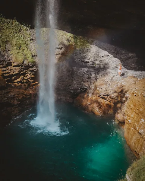 Balade / randonnée à l'une des plus belles cascades de Suisse : Berglistüber Waterfall dans le canton de Glaris en Suisse.