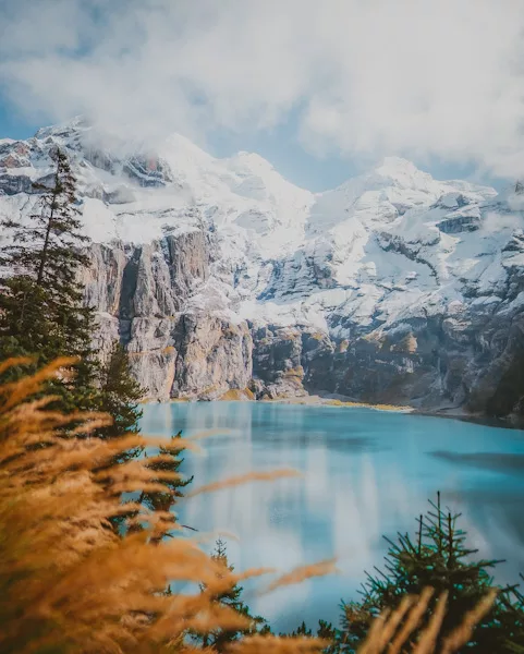 Randonnée au lac d'Oeschinensee le plus beau lac de Suisse dans les alpes bernoises (canton de Berne) en Suisse. Itinéraire, topo, photos et recommandations pour randonner et voyager en Suisse.