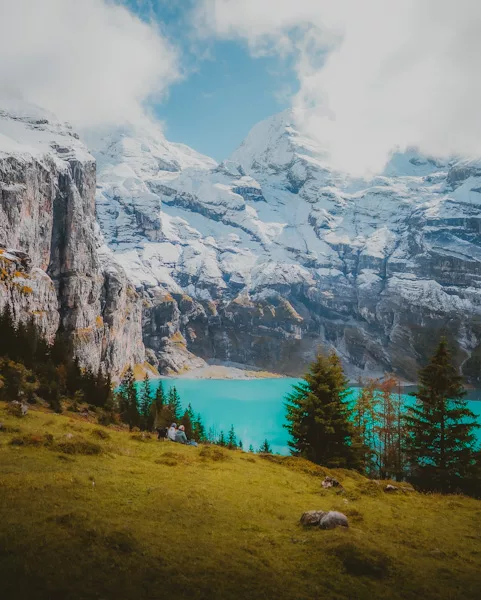 Randonnée au lac d'Oeschinensee le plus beau lac de Suisse dans les alpes bernoises (canton de Berne) en Suisse. Itinéraire, topo, photos et recommandations pour randonner et voyager en Suisse.