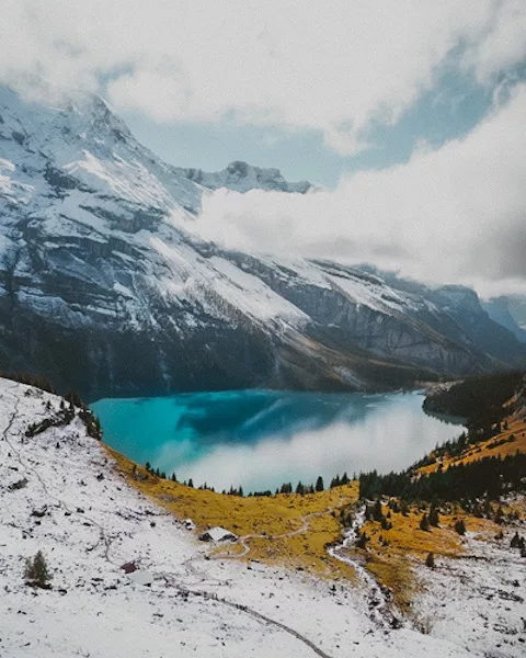 Randonnée au lac d'Oeschinensee le plus beau lac de Suisse dans les alpes bernoises (canton de Berne) en Suisse. Itinéraire, topo, photos et recommandations pour randonner et voyager en Suisse.