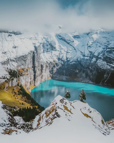 Randonnée à Oeschinensee dans le canton de berne en Suisse à Kandersteg. Itinéraire, conseils et recommandations pour voyager et randonnée en Suisse.