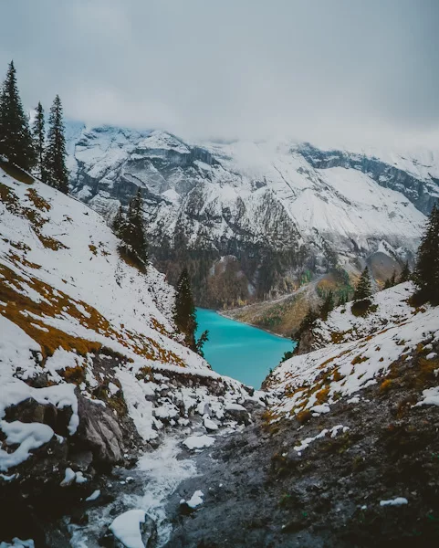 Randonnée au lac d'Oeschinensee le plus beau lac de Suisse dans les alpes bernoises (canton de Berne) en Suisse. Itinéraire, topo, photos et recommandations pour randonner et voyager en Suisse.