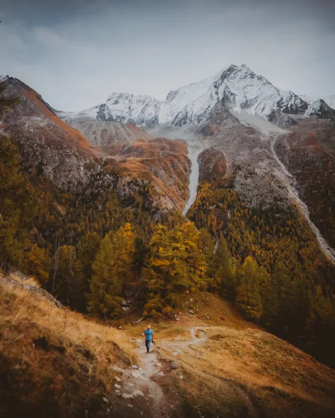 Randonnée au lac bleu d'Arolla dans le Val d'Herens Valais en Suisse. Conseil, itinéraire, photos et recommandations pour randonner et voyager en automne en Suisse.