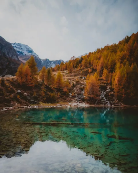 Randonnée au lac bleu d'Arolla dans le Val d'Herens Valais en Suisse. Conseil, itinéraire, photos et recommandations pour randonner et voyager en automne en Suisse.