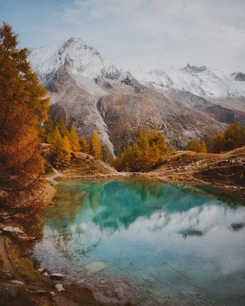 Randonnée au lac bleu d'Arolla dans le Val d'Herens Valais en Suisse. Conseil, itinéraire, photos et recommandations pour randonner et voyager en automne en Suisse.