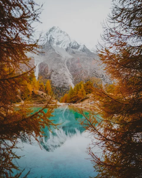 Randonnée au lac bleu d'Arolla dans le Val d'Herens Valais en Suisse. Conseil, itinéraire, photos et recommandations pour randonner et voyager en automne en Suisse.